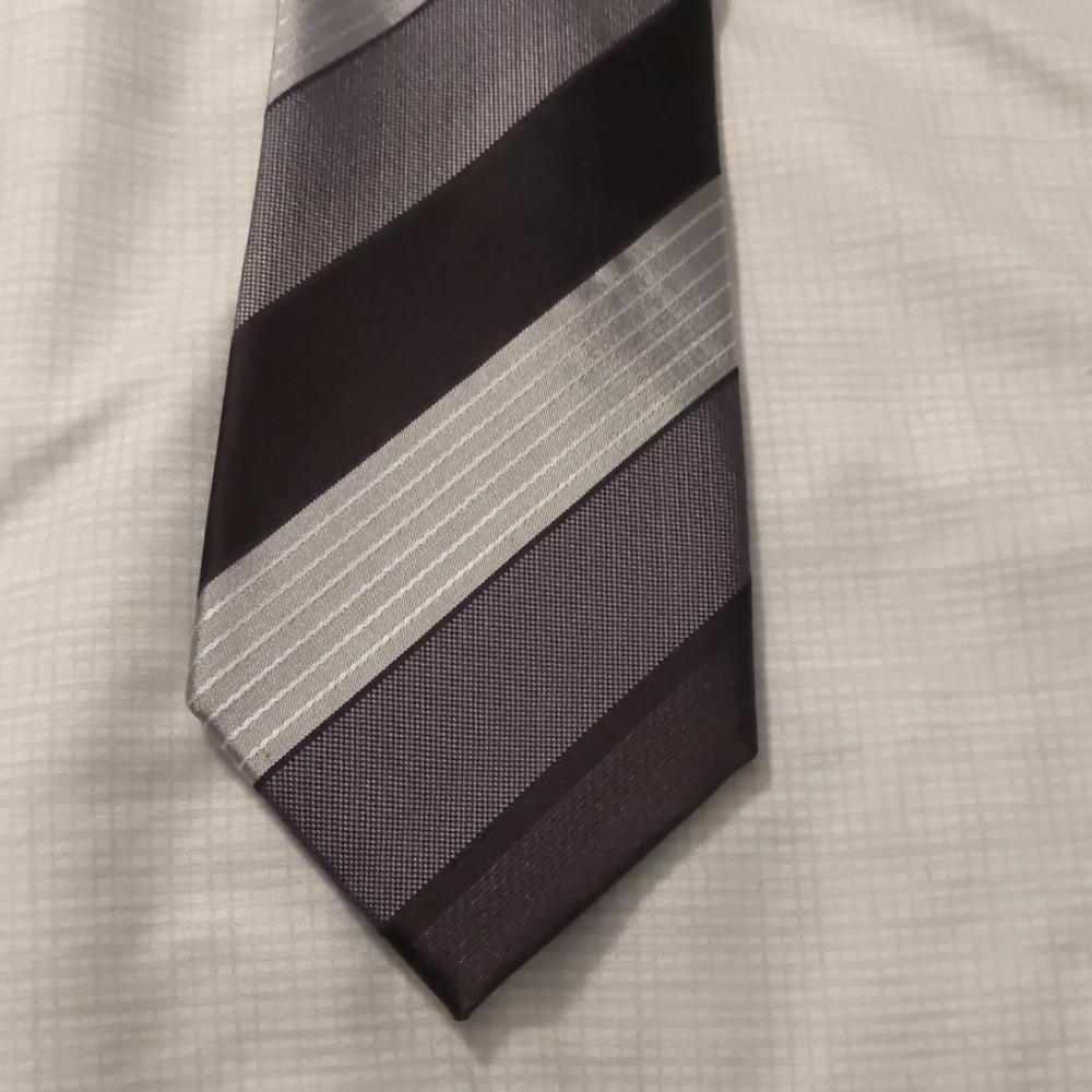 Kenneth Cole reaction tie